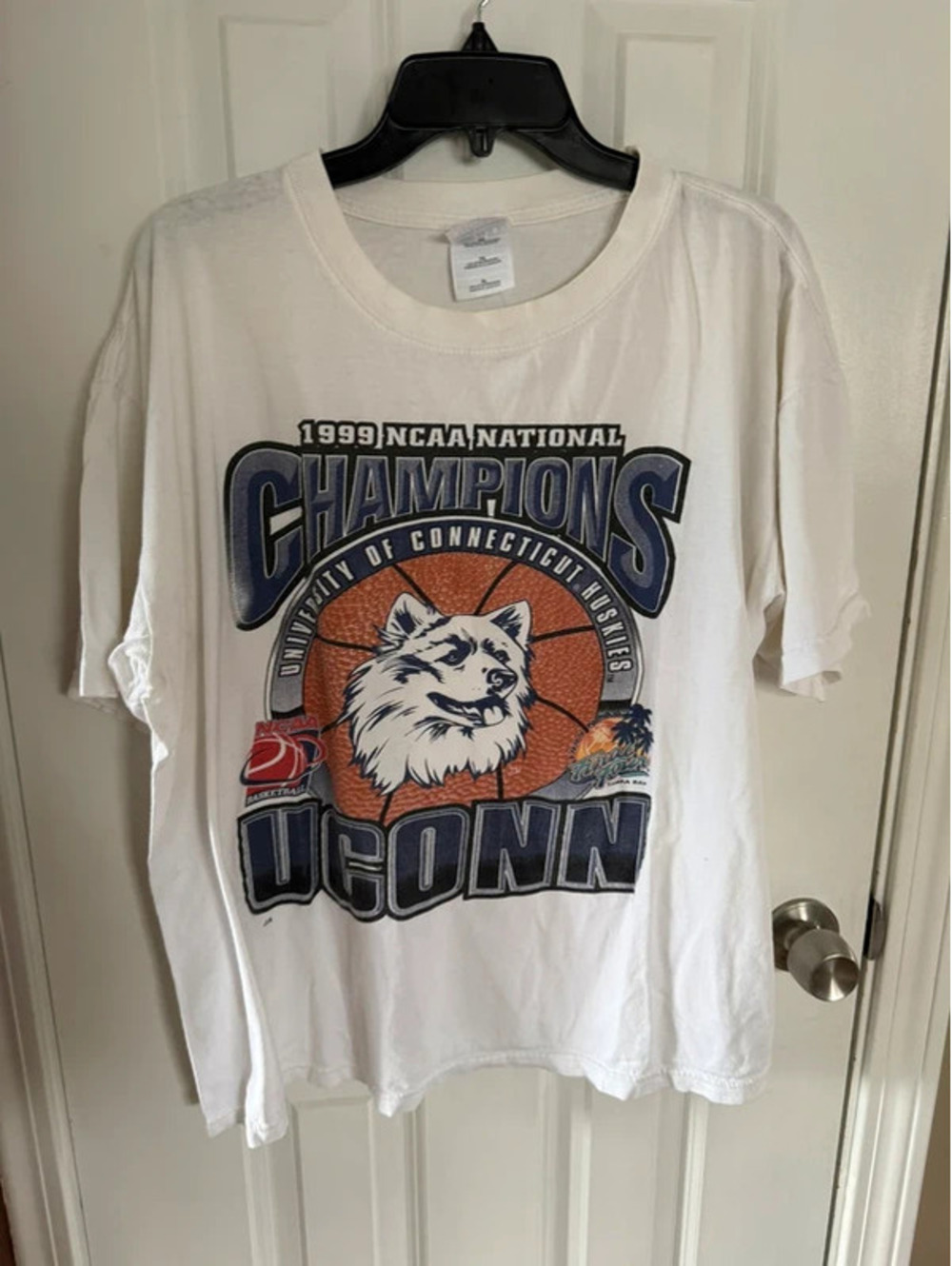 Vintage 1999 XL UConn championship t-shirt